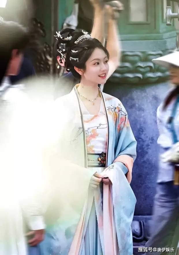 李兰迪新剧路透曝光,甜美灵动少女感十足,状态极佳引期待!