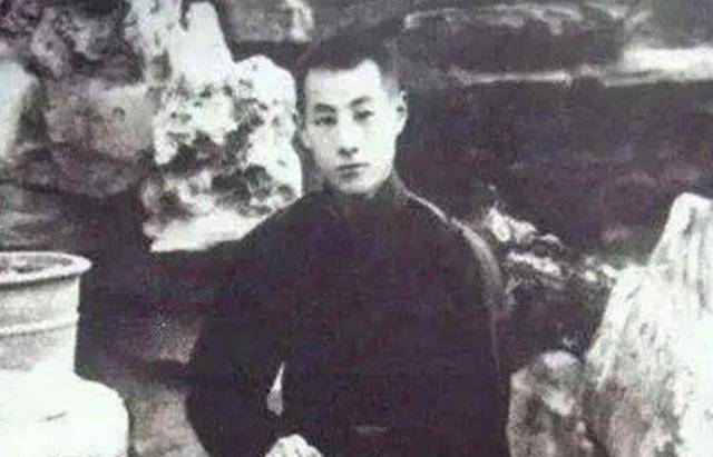 民国有一败家子,一夜输了100多套房子,晚年饿死在家门口