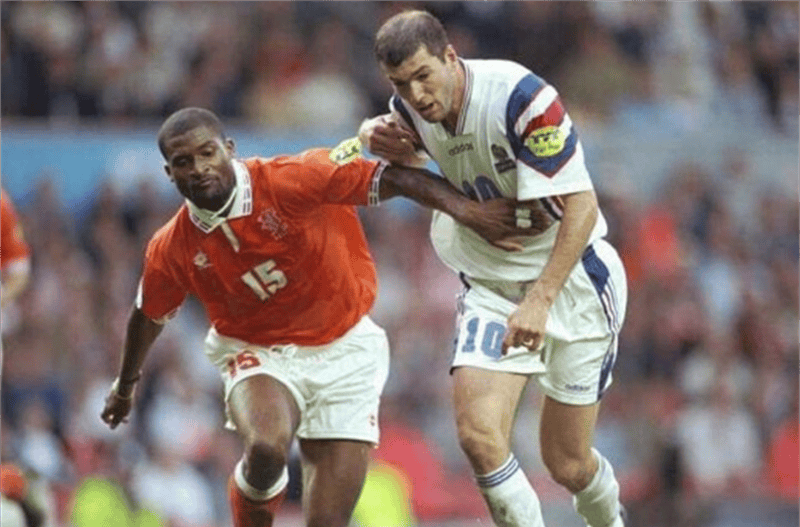 先在巴萨闹着离队,后在切尔西赖着不走,足坛混子的职业素养堪忧