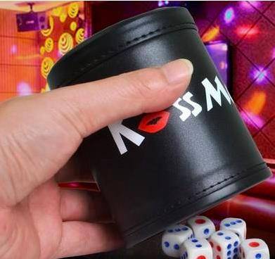 听骰党的人仅凭听摇骰子落地时的声音就能知道点数的大小,这让傅老榕