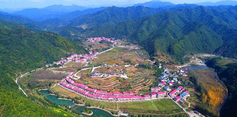 陕西一农村老太去世,150多人来吊唁,发现遗照上的她穿着和服