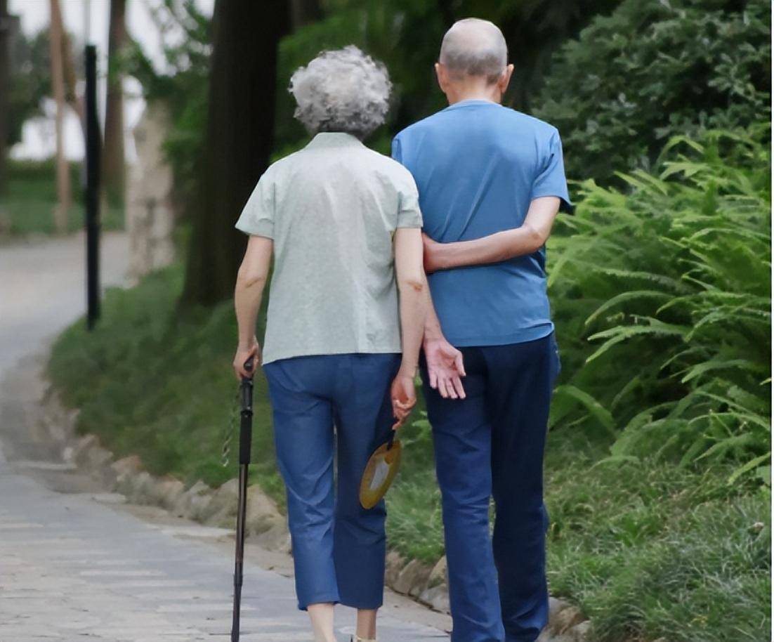 医生多次提醒:55岁以后,牢记散步"4不要"_老年人_时候_身体