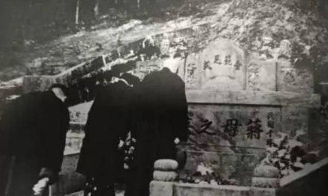 蒋肇聪初见王采玉,只觉得这个姑娘温柔娴静,很是满意,于是没多久,在