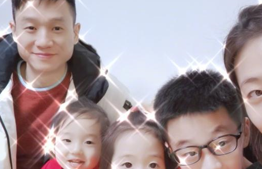 杨威家的双胞胎"真会长",一个跟爸一个跟妈,网友:公平公正