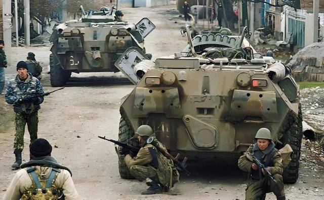 俄军重炮猛攻拆楼,沃尔昌斯克巷战开打,英美秘密基地瞬间被摧毁