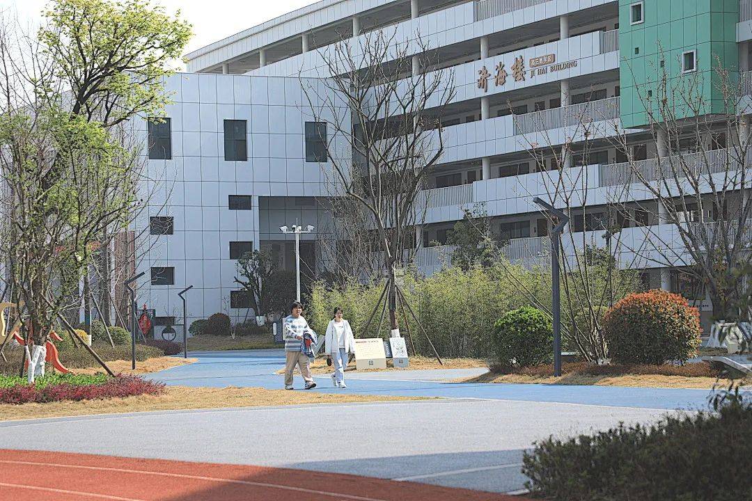 学校拥有教学楼,办公楼,图书馆,实验室,微机室,学术报告厅,学科选修室