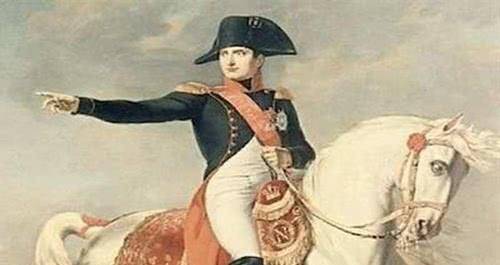 但是按照拿破仑时期的测量尺,他的身高应该在1米7.