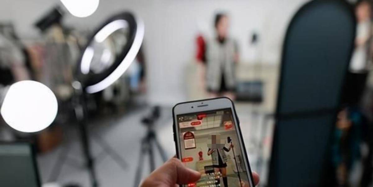 的视频映入了查某丽的眼帘,由于主播唱的正是自己非常喜欢的一首歌