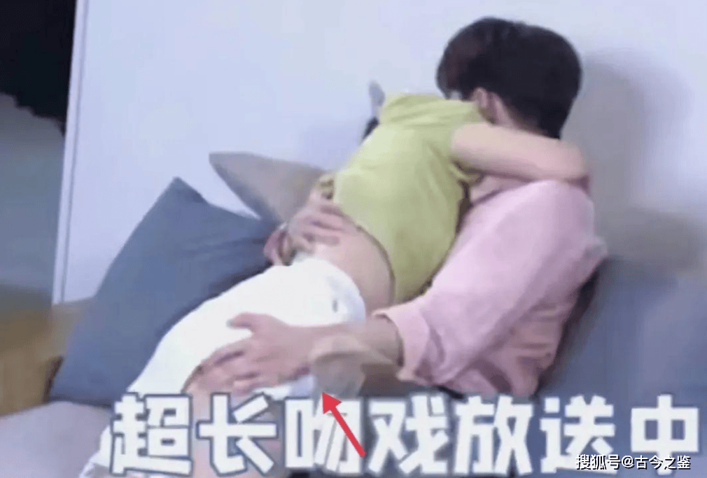 朱军在节目上直接按住金晨的屁股.