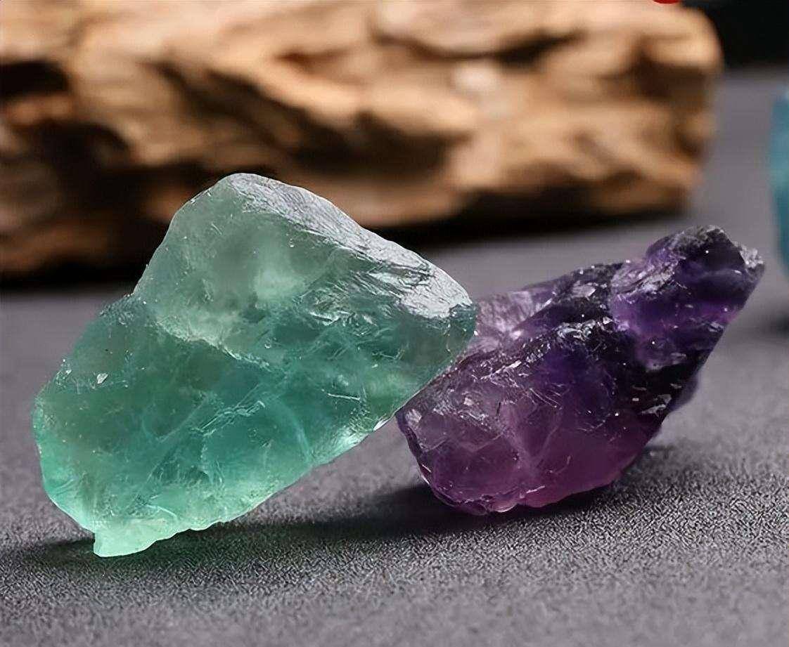 福建深山发现"蛇眼石",散发奇香冒绿光,深夜引来大量毒蛇聚集