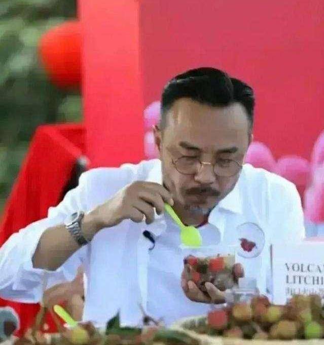 汪涵帮海南卖荔枝,发生"直播事故",海口市长:汪老师注意形象