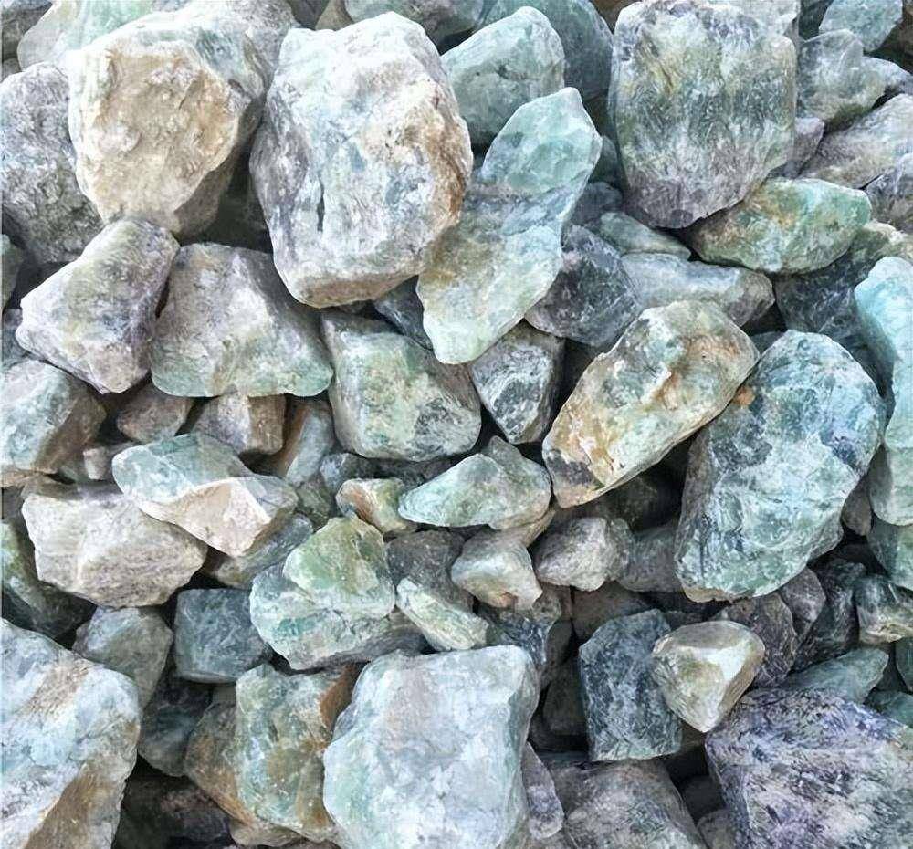 福建深山发现"蛇眼石",散发奇香冒绿光,深夜引来大量毒蛇聚集