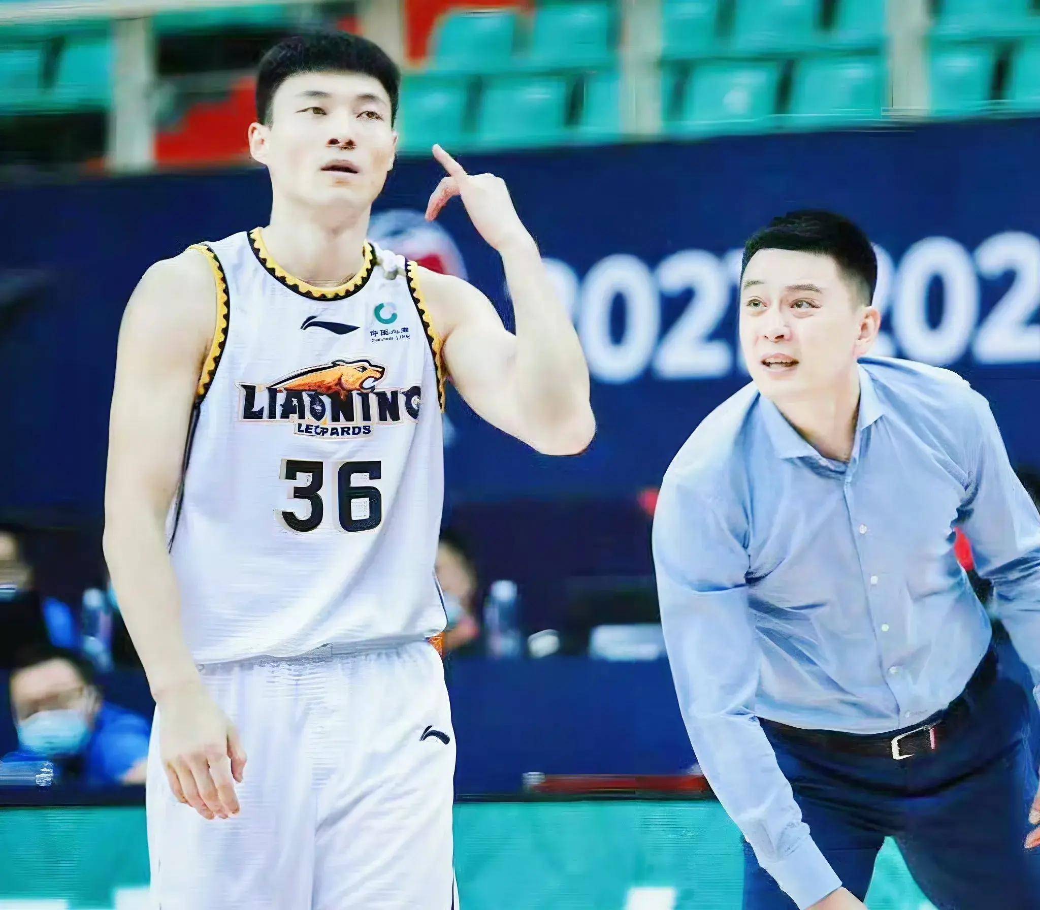 北京时间5月26日,辽篮传来最新消息,杨鸣赴约,手帝成带头大哥
