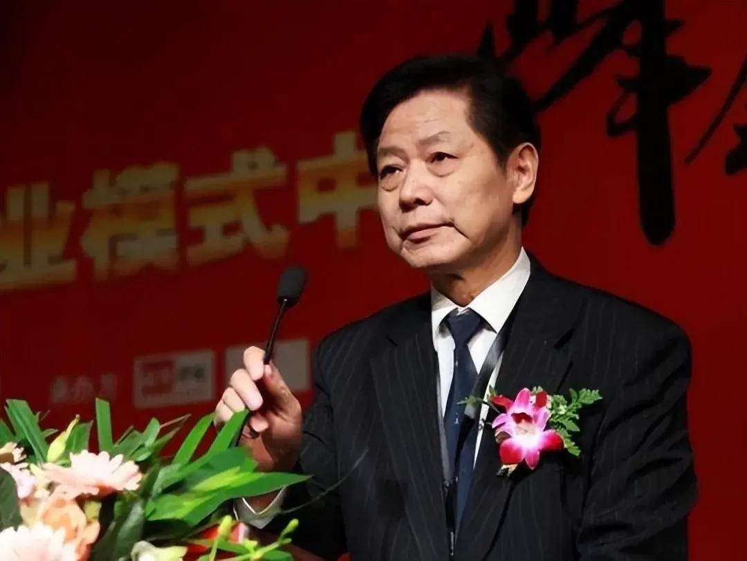 身家过亿,衣服打补丁!飞机界"于东来",越抠越赚