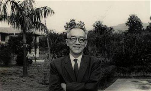 应该是自己字迹太过潦草,将沈德鸿写成了沈德鸣,最终让阅卷老师产生了