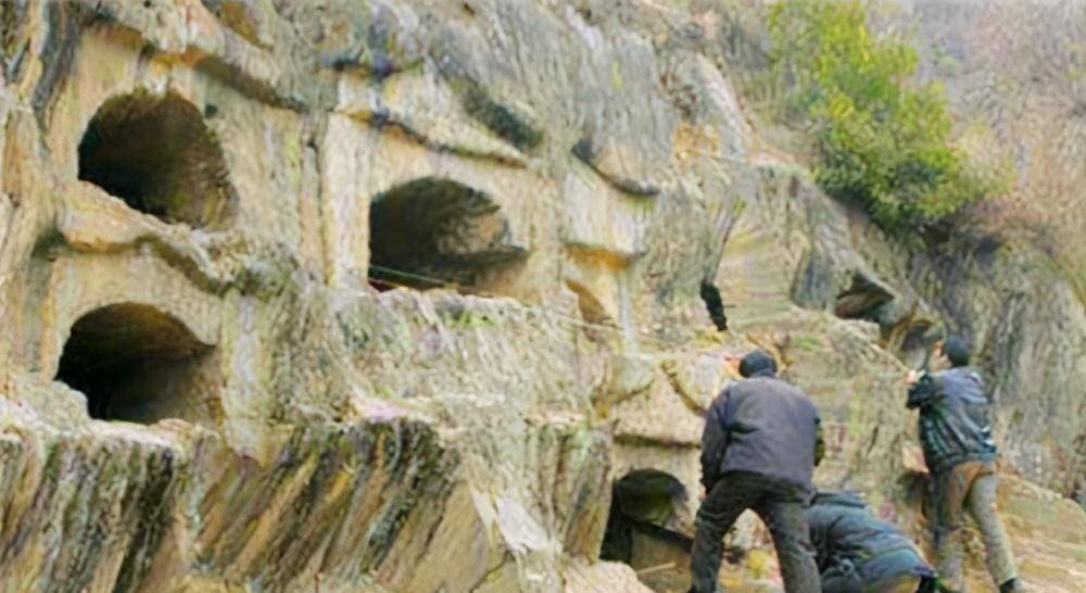 孝子将60岁爹妈送入坟中,每送一顿饭就添一块砖