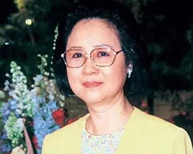 琼瑶数学考了20分,妹妹考了98分,母亲:你怎么就不能像你妹一样