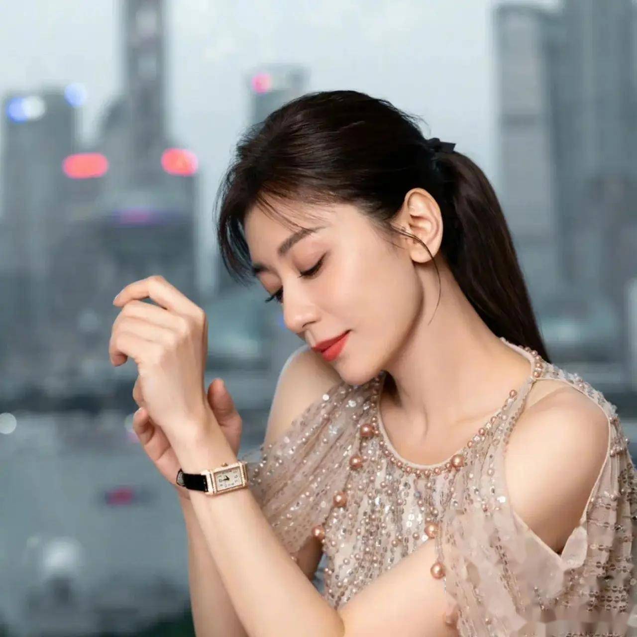 贾静雯,49岁女神的写真,饱满有料的身材,这美貌,这谁顶得住!