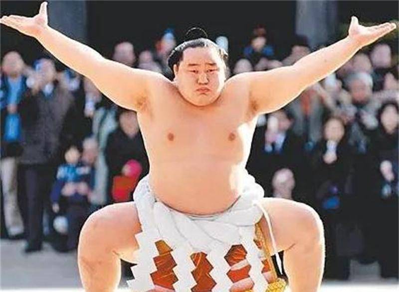 她14岁强行被母亲送给导演,拍裸体写真,被母亲操控的人生真可悲