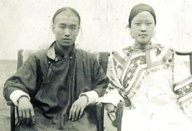 洗脚丫环因脚上两颗痣,被少爷求娶,生下一个总统儿子_袁保中_丫鬟