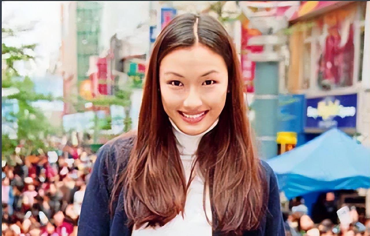 图14林姮怡来到新加坡后,蒋友柏总是换着借口,飞到新加坡与她相见.