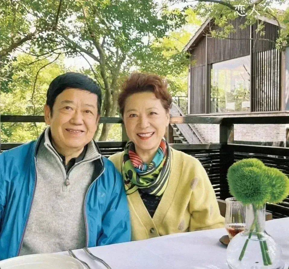 王馥荔夫妻同框像父女,74岁穿粉衣还貌美年轻,老公驼背像老爷爷