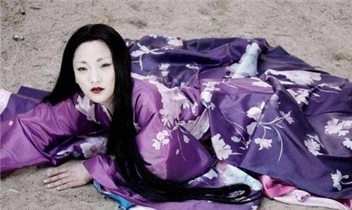 百年前的无名女鬼图,放大10倍瞧她在做何事?网友:不敢仔细看