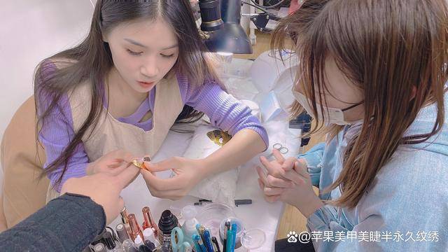 课程中老师不光只叫我们美甲美睫技术,还教会了我们开美甲店的经验,更
