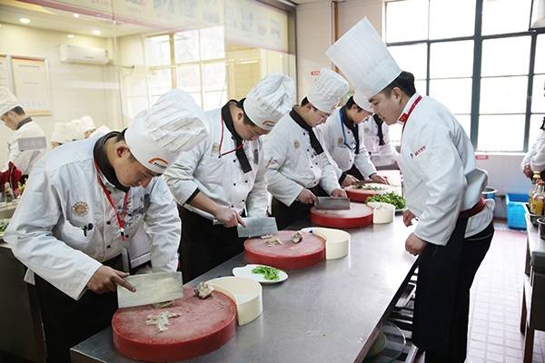 巴中市餐饮行业协会携手民兴职业技能培训学校推出免费餐饮技能培训