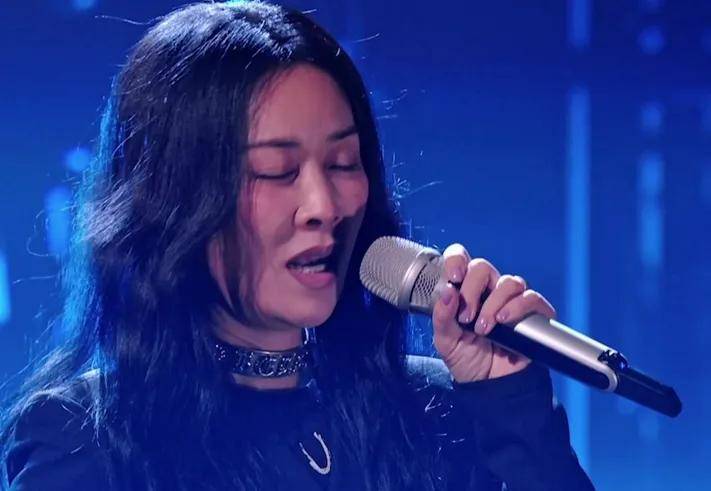 把那英拍了进去,那英看到后,没有用语言阻止,也没有让助理去交涉一下