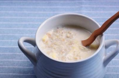 做牛奶燕麦粥时,加上一点"果粒",不仅美味营养,而且还