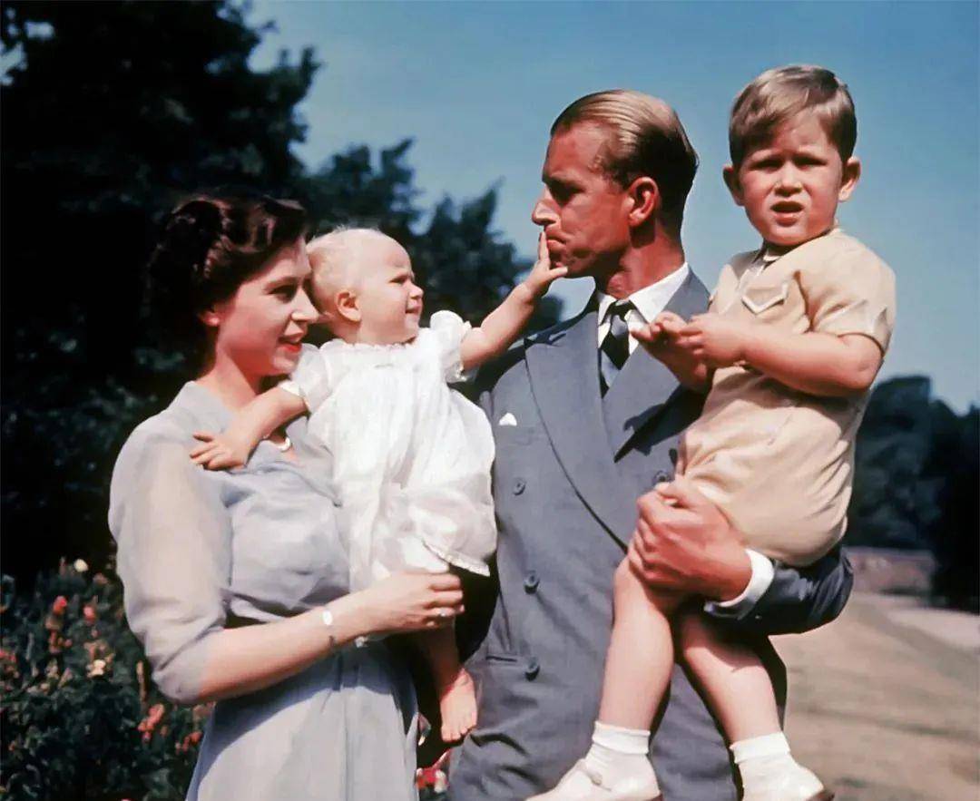 站在女王身边 74 年的男人去世,告别英国最敢说的段子手