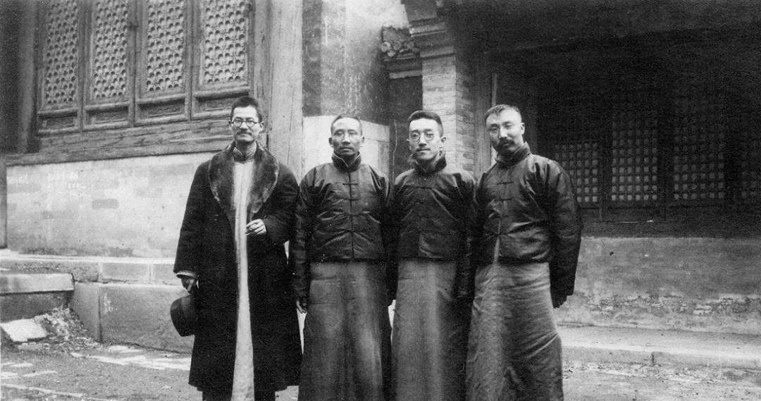 傅斯年也曾中肯地评价蒋梦麟:"学问比不上孑民(蔡元培)先生,办事却比
