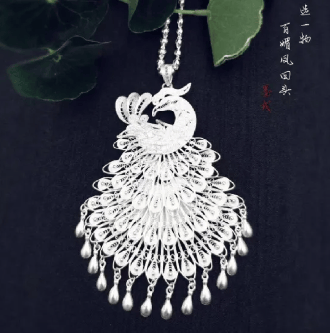 苗族的图腾崇拜,是银饰的重要造型.