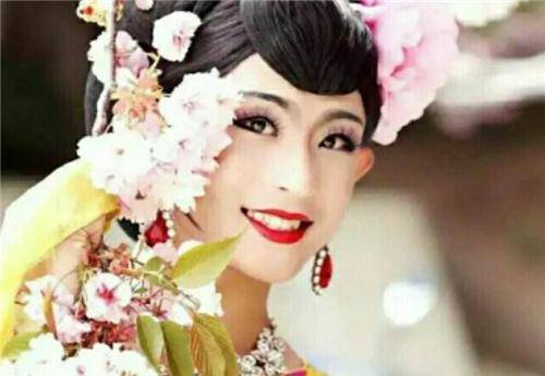 61岁大爷男扮女装30年,攒下百万身家,妻女断绝关系:老脸都没了