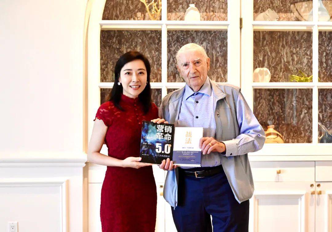 吴婷校长赠予的是《战法》,而科特勒教授则回赠了《营销革命5.0》.