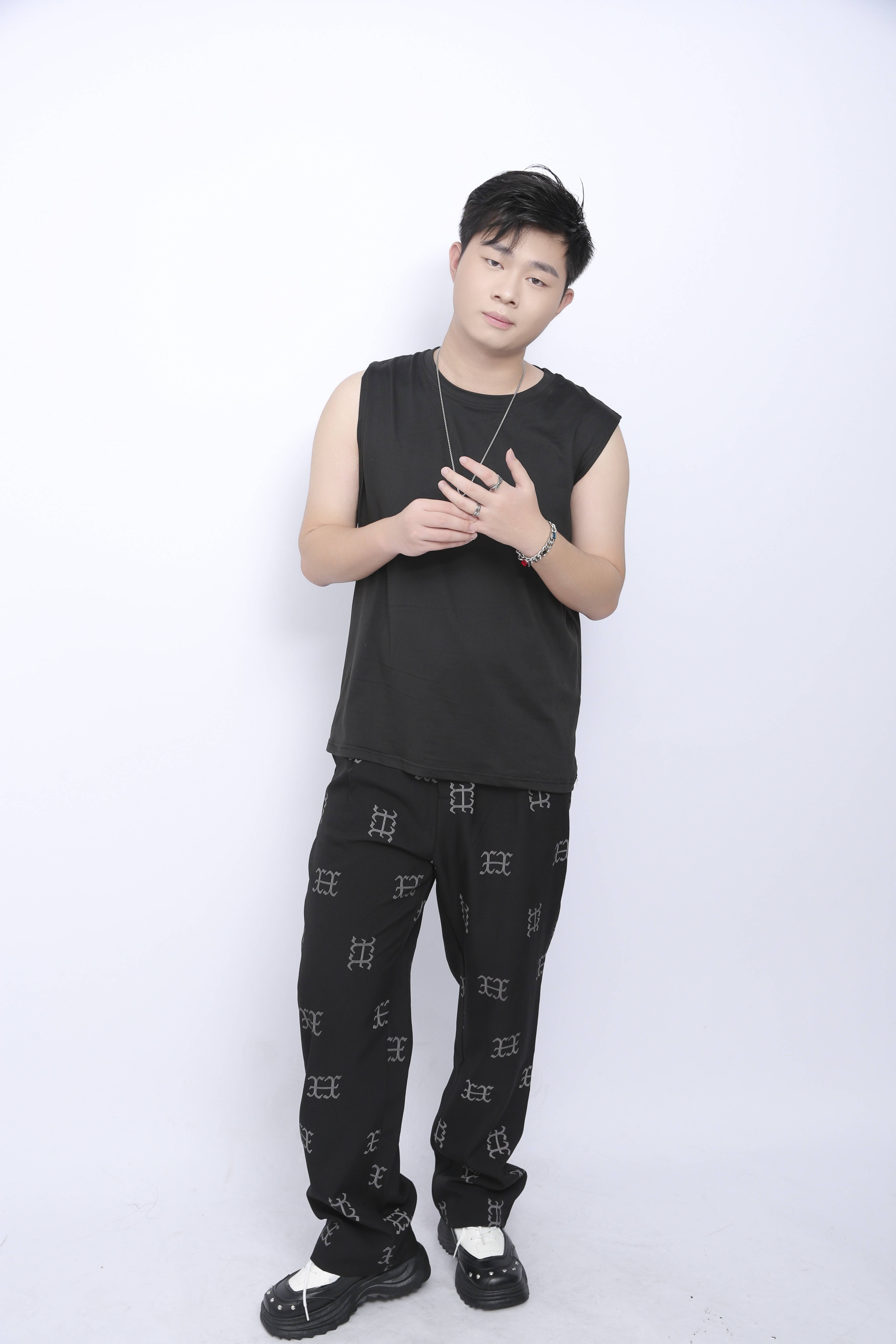 时尚前沿,男模梁杰风采闪耀四方!