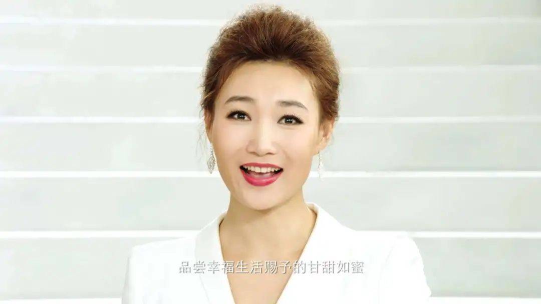 李梓萌身材高挑,174的个子,看上去非常的干练清爽.