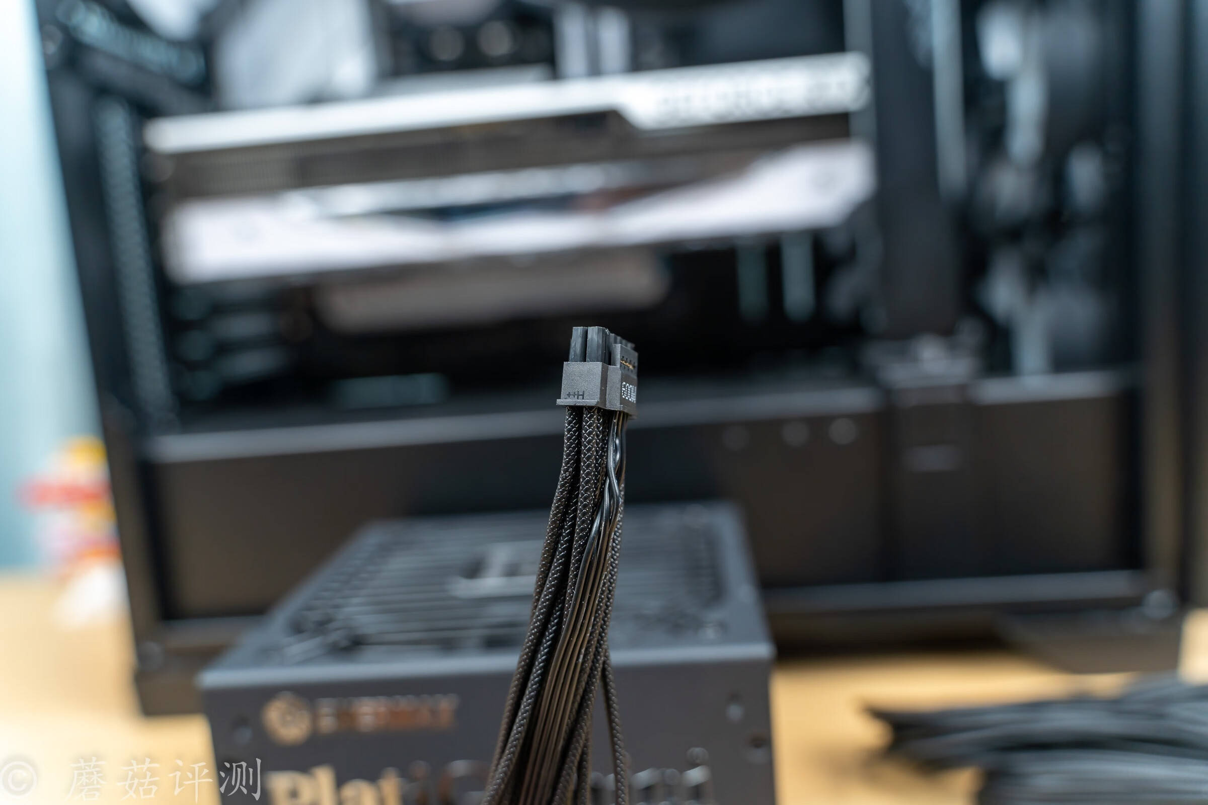 1接口的侧面,有清晰的h  字样,全新设计的插头,优化了插头的长度和