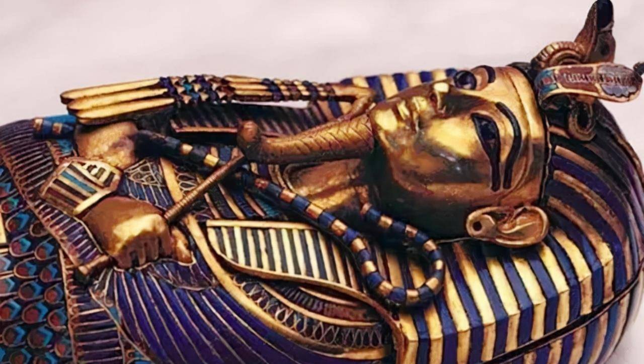 据说,当时考古团队在揭开木乃伊头部的纯金面具之时就获得了重要的