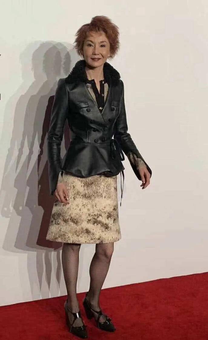 张曼玉素颜断崖式衰老,身材干巴巴的毫无气质,但光看背影看不出真实