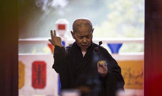 老和尚凭一己之力建成一座庙,开小灶不食油盐,僧尼同修开荒种地_释觉