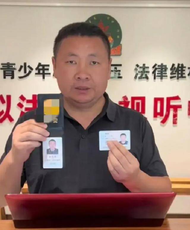 于是,张宽只能顶着一张大红脸与教室后面的垃圾桶站