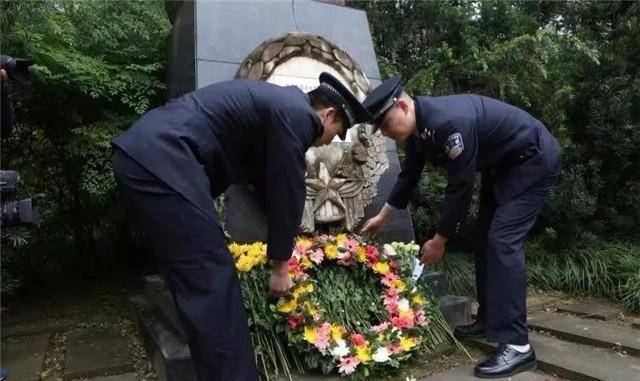 重庆26岁烈士,身中27刀牺牲,血衣成一级文物,妹妹后来也成警察