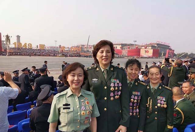 老山18岁女卫生员钟慧玲,第一次接尿,尴尬遮眼,伤员满脸通红