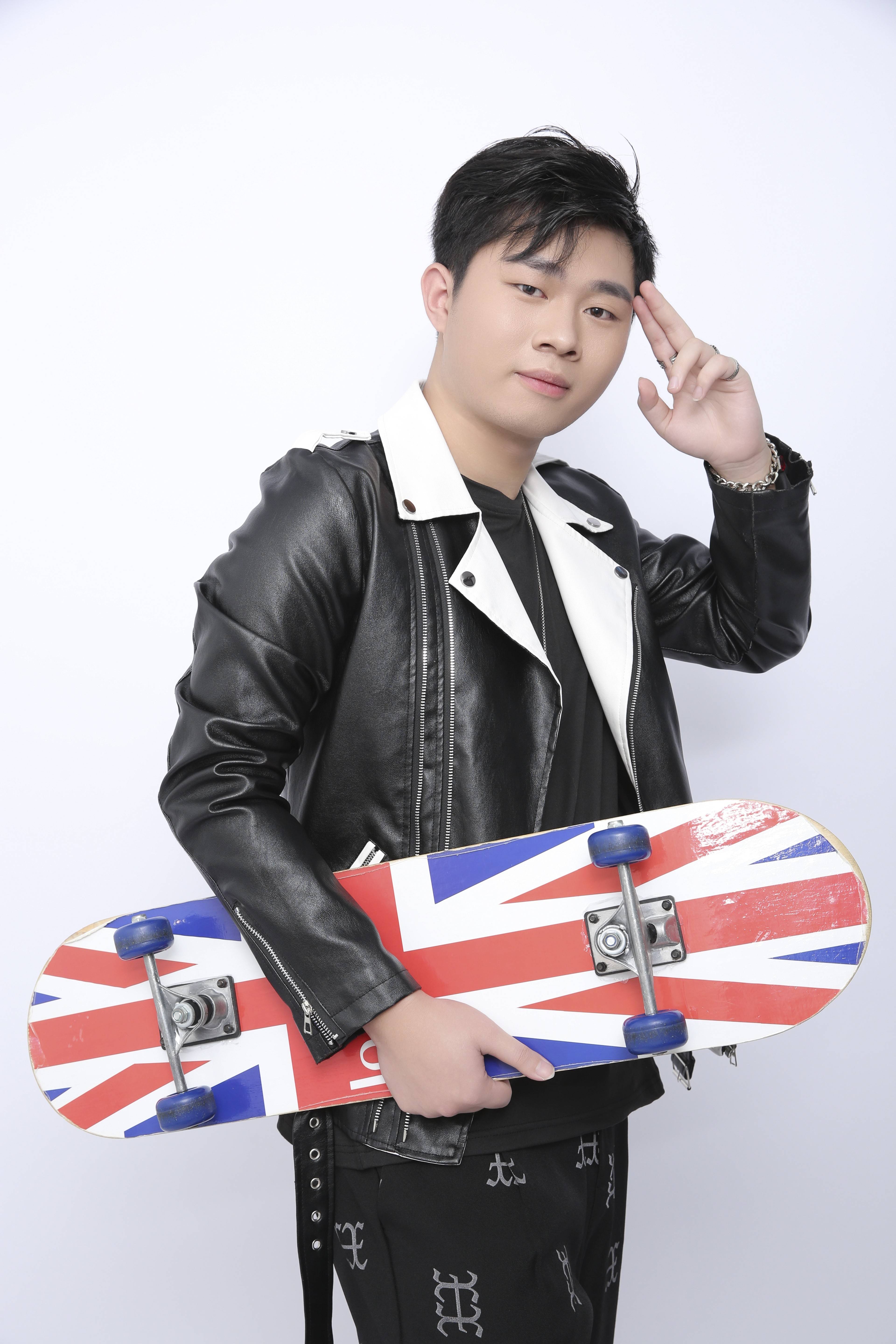 时尚前沿,男模梁杰风采闪耀四方!