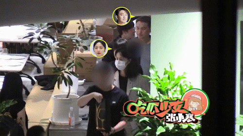 黄磊一家三口与何炅聚餐,何老师与小鲜肉勾肩搭背,黄多多超礼貌