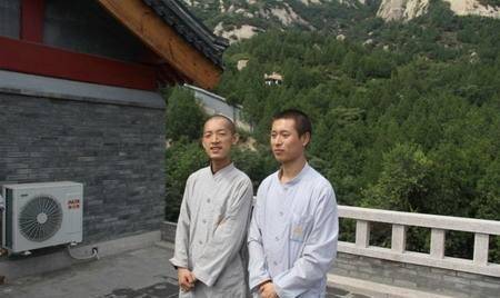 2007年开始,他开始频繁参加活动,去各处拜访高僧,到寺院当义工.