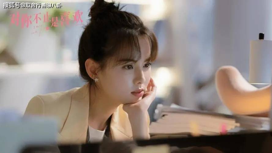 她毕业于集美大学诚毅学院,凭借出色的演技和不懈的努力,在演艺界崭露