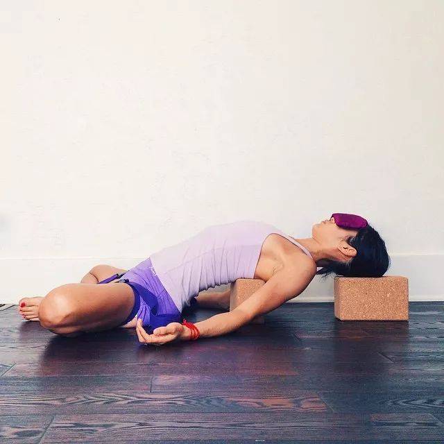 一个瑜伽动作在家躺着练,再也不会圆肩驼背!